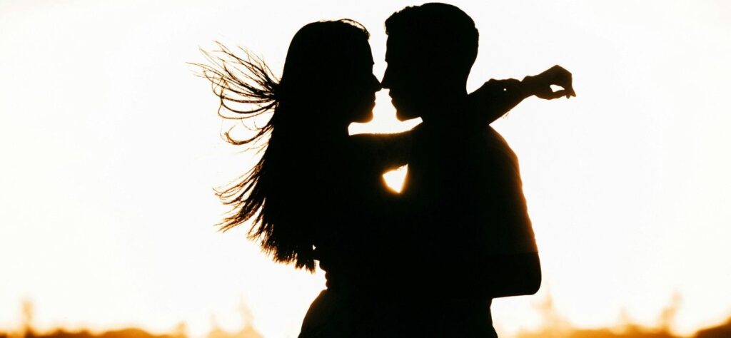 முதல் இரவின் மௌனத்தில்... உன் அழகை மட்டும் நான் ரசிக்கப்போவதில்லை